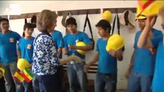preview picture of video 'S.M. la Reina visita la escuela taller de la Chiquitania en San José (Bolivia)'