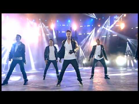 Justin Bieber Singing Boyfriend - Live in Italy (Arena di Verona) 2012