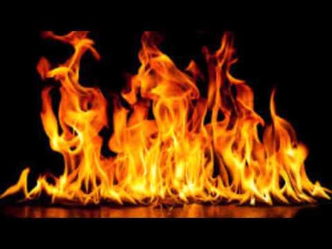 Σκηνική απόδοση του Dulcitius [Δουλκίτιος] της [[#Hrotsvit von Gandersheim [Ροσβίτα του Γκάντερσαϊμ]#]] (10ος αιώνας), παραγωγή του 2016. Το λατινικό δράμα, ένα από τα έξι που συνέγραψε η Σαξονή μοναχή κατά το πρότυπο του Τερεντίου, αφηγείται το μαρτύριο τριών αδελφών επί Διοκλητιανού, με κωμική κορύφωση τη σκηνή όπου ο διοικητής Δουλκίτιος, θολωμένος από θεία παρέμβαση, αγκαλιάζει στο μαγειρείο κατσαρόλες και τηγάνια αντί των κορασίδων και βγαίνει μαυρισμένος από την καπνιά. Το τεκμήριο δείχνει τη λόγια, μοναστική δίοδο επιβίωσης του μεσαιωνικού θεάτρου, σε κείμενα προορισμένα κατά πάσα πιθανότητα για ανάγνωση, τα οποία όμως αποδεικνύονται σκηνικά βιώσιμα.