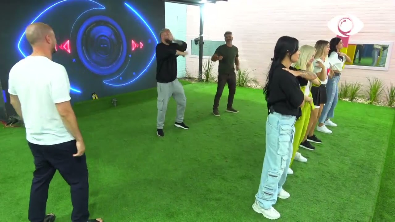 Banorët vazhdojnë sfidën, kërcejnë të gjithë në oborr