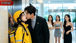 Tras un beso accidental, la repartidora abofeteó al CEO, y él se enamoró de ella.