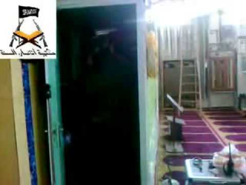 رفع الآذان في مسجد حمزة بن عبد المطلب في حي التضامن في مدينة دمشق بعد السيطرة عليه من قبل كتيبة أنصار السنة