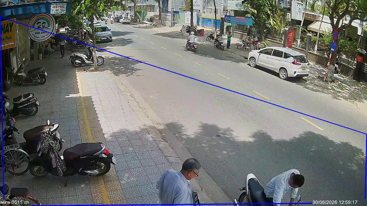 Live webcam view of Vista de calle puerta trasera Hospital C