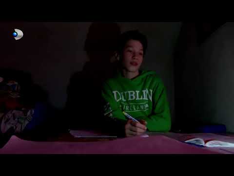 Asta-i Romania (24.04.2022) - Valea Ursului, locul unde copiii inca invata la lumanare sau la lampa!