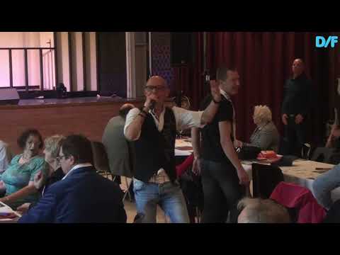 doe die handen omhoog en ga van links naar rechts