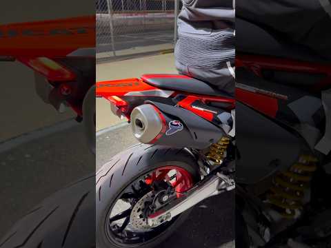 Volume up full @Termignoni-official  exhaust system on the Ducati Hypermotard 698 RVE !! ￼