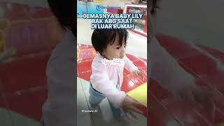GEMASNYA Baby Lily Bergaya Bak ABG saat Keluar Rumah, Kenakan Celana Jeans dan Cardigan