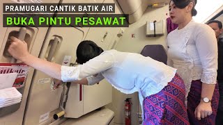 Download lagu Pramugari Cantik Batik Air Buka Pintu Pesawat Airbus A330-300 mp3