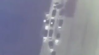 צילומים המראים רחפן אוקראיני משמיד משאיות צבאיות רוסיות, מלמעלה
