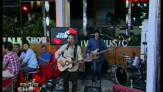 Download lagu Efek Rumah Kaca - Hujan Jangan marah @Radioshow_tvOne 9-2-2012 mp3