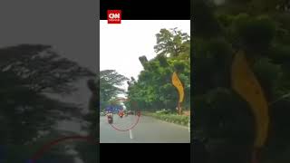 Download lagu Detik-detik Kecelakaan Maut, Remaja Naik Motor Lawan Arah mp3