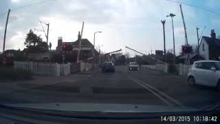 preview picture of video 'Plenty of Time: Car beats the gate at Frinton Railway Crossing.'