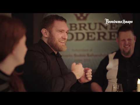 The Brown Knights celebrate the bøfsandwich (gravy burger)