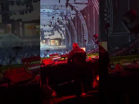 Carl Cox playing Vikthor, AdamK - Don't Give In - Resistance Split