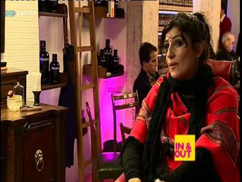 A voz de Marta Plantier ouve se num bar que é uma barbearia