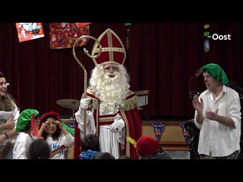 Sinterklaas bezoekt de kinderen in azc Schalkhaar