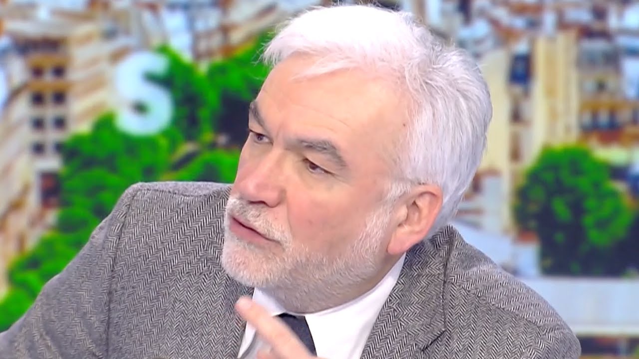 "Tout ça c’est du cirque, les hommes politiques ne servent plus à rien" (Pascal Praud)