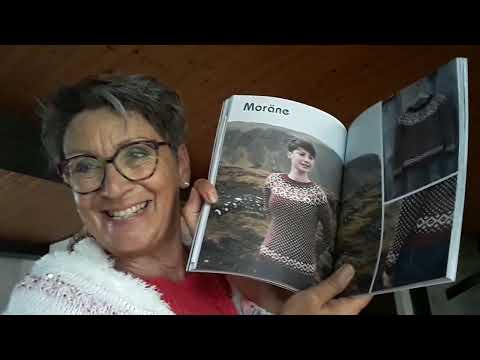 Maschenbilder 129 - die Strickschnecke ist beim Therapiestricken und schaut in 2 tolle Bücher!