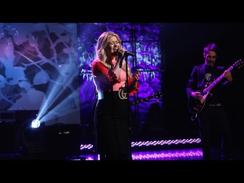 Kelly Clarkson Sings 'I Don't Think About You'