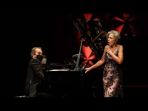 Eliane Coelho, soprano; Gustavo Carvalho, piano