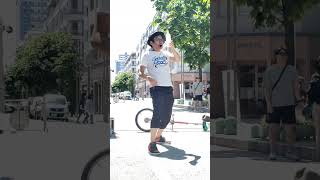 color change street peformer