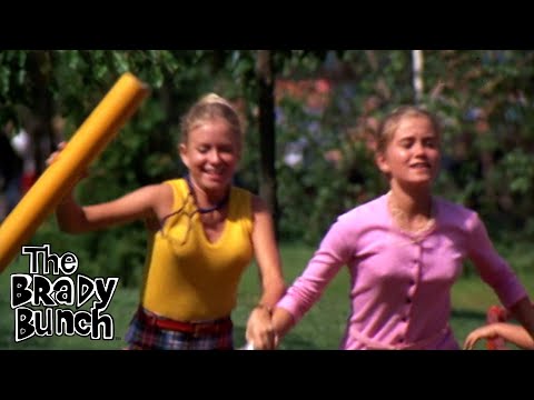 The Bradys Work Together to Deliver Mike's Sketches!