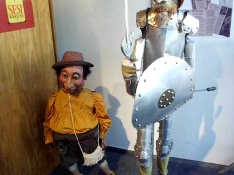 Familia se divertindo no sesi bonecos do Brasil