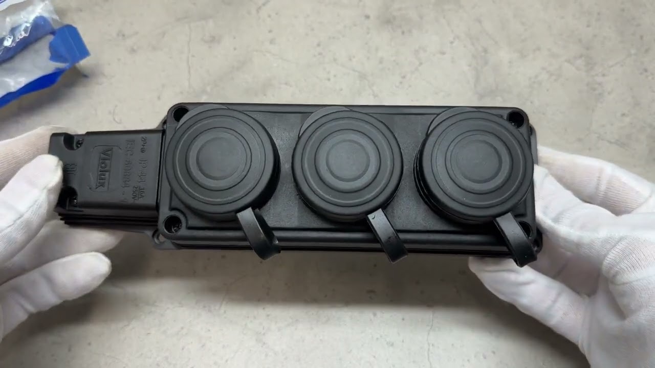 Колодка Violux каучук настінна 3-на з заземленням з кришкою IP44 930660