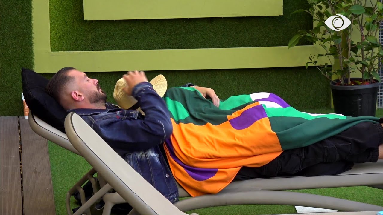 Hiqi duart/ Momente gazmore mes Romeos dhe Heidit teksa qëndrojnë të shtrirë