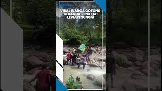 MIRIS! Tanah Tak Diizinkan Dilintasi, Keranda Jenazah Diusung Menyeberangi Sungai di Ponorogo