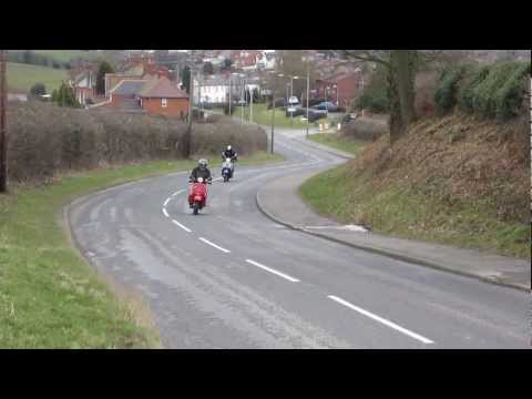 Vespa PX125 2-stroke (blue) vs LML Star Automatic 4-stroke (red)
