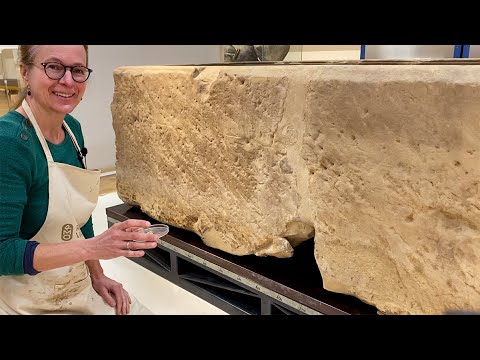 Restauratie van de sarcofaag van Simpelveld in het Rijksmuseum van Oudheden