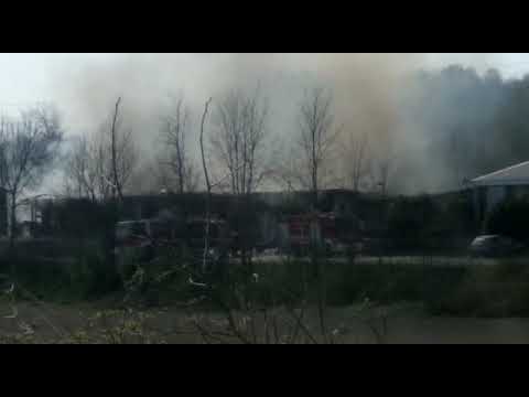 Asti, vasto incendio in un capannone in località Rilate