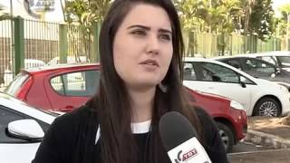 Vendedor é obrigado a comprar roupas da marca da empresa para usar durante o serviço?