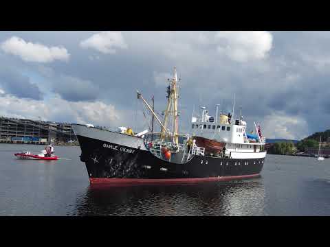 Shipspotting Svelvik. Gamle Oksøy markerer LOS 300, kysten rundt. Her med kurs mot Drammen havn.