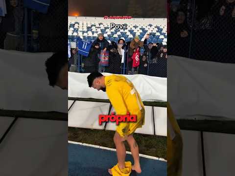 O jogador sacrificou o shorts para conseguir manter a sua camisa.