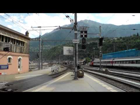 TRENI PASSEGGERI E TRENI MERCI IN STAZIONE A BRIG (CH) 22 - 6 - 2014.