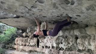 Video thumbnail of Bat Roof, V3. Priest Draw