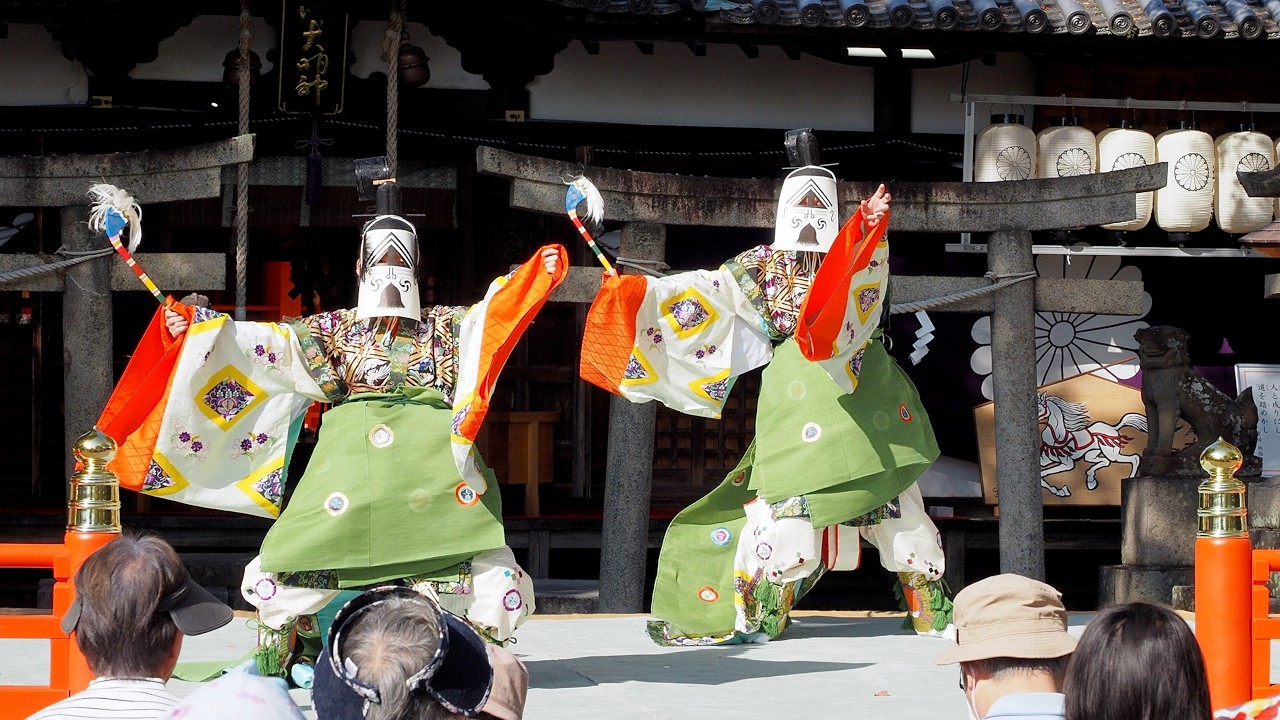 和紙に描いた珍しい雑面をつけたふたりの舞楽：泉穴師神社　春季大祭