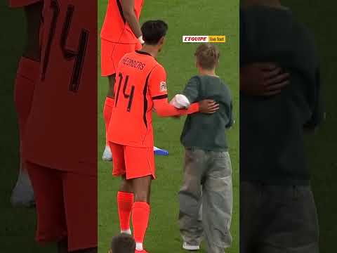 👶 Un enfant envahit le terrain lors du match Pays-Bas-Allemagne ! #football #liguedesnations