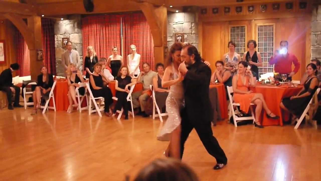 Gustavo Naveira y Giselle Anne dancing to "Nueve Puntos" in Stowe, Vermont