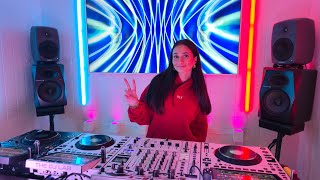 Affius is live in TheDjLab - She's Playing some serious heat