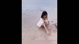 中村歩加  海辺で谷間チラリ