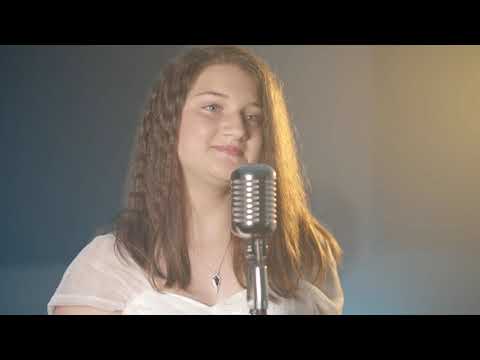 Ariana Musutan - Mai stai | Videoclip