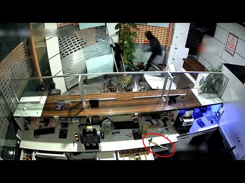 バックでシャッターを破壊　“両替店強盗”一部始終がカメラに　“ハンマー”置き忘れ　実行役3人逮捕　トルコ｜FNNプライムオンライン