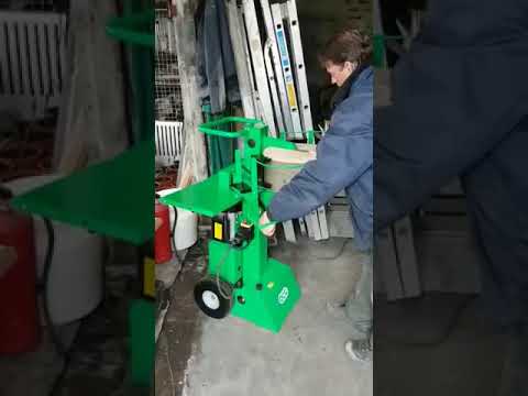 Houtkliever 8 ton van het merk ACG eerste keer gebruik klant