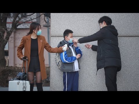 “你再說我就扇你了”看到有人誘導未成年吸煙，路人呵斥道