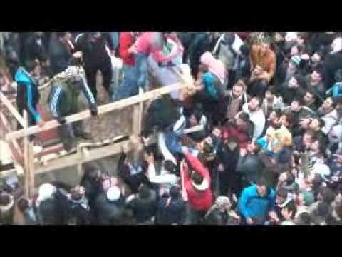 الرد العفوي للساروت على كلمة برهان غليون أثناء مظاهرة في حي الخالدية في مدينة حمص في جمعة "الزحف إلى ساحات الحرية"