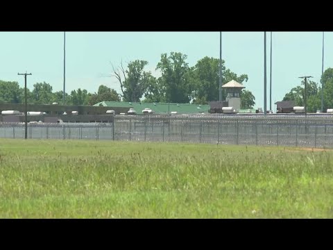 US marshals searching for 4 inmates who 'walked away' from Virginia prison camp