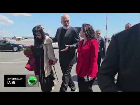 Top Channel/Edi Rama mbërrin në aeroportin e Athinës, shoqërohet nga bashkëshortja Linda, ministrat…